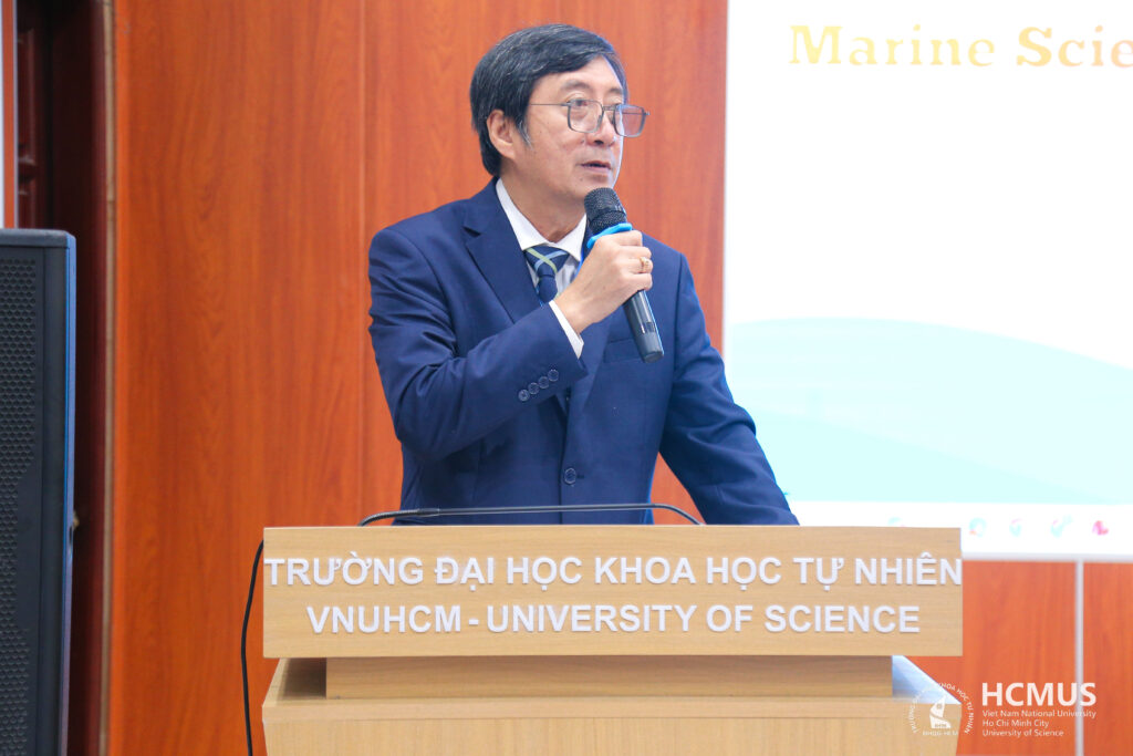 PGS.TS. Trần Lê Quan – Hiệu trưởng Nhà trường, gửi gắm thông điệp “Hội thảo này sẽ đóng vai trò là cây cầu kết nối các trí tuệ, truyền cảm hứng nghiên cứu và tăng cường cam kết chung của chúng ta trong việc bảo vệ đại dương – trái tim xanh của hành tinh”